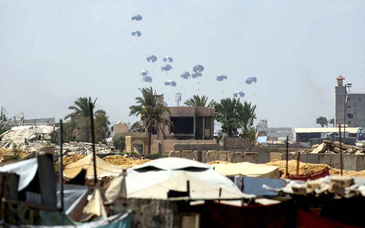 গাজায় বিমান থেকে ত্রাণ ফেলল ইন্দোনেশিয়াসহ ৭ দেশ